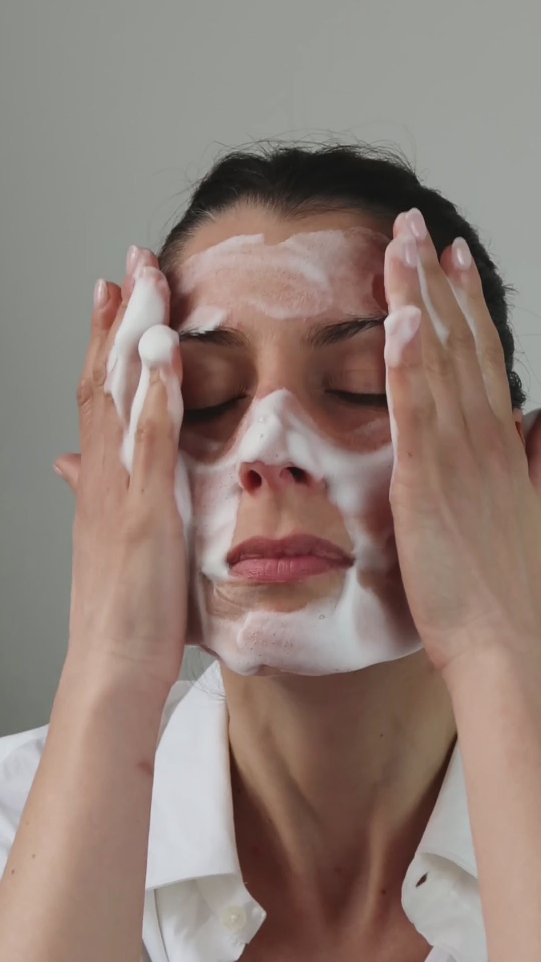Emunda Anti-Redness Cleansing Foam - video